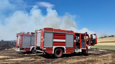 Голям пожар бушува във вилна зона край Сливен, евакуират хора