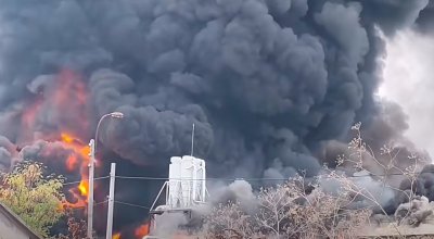 Огнеборци цяла нощ дежуриха накрак в Бяла след смъртносния пожар в завод (ВИДЕО)