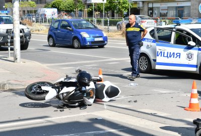 Моторист се търколи на пътя и се удари в кола в Русе
