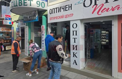 Патрулка се заби в оптика в Бургас след гонка