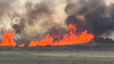 Запали се стопанският двор в Бяла, 5 пожарни го гасят