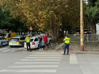 Кола се вряза в ограда на детска градина във Велико Търново