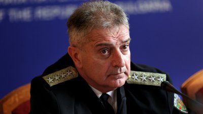 ИЗВЪНРЕДНО: Началникът на отбраната адмирал Ефтимов хвърли оставка