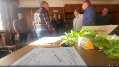 Цирк в ОС в Доспат: Замеряха кмета  с домати, синът му скочи на бой