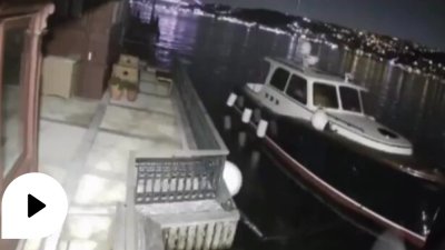 Туристически кораб се удари в историческа вила на Босфора
