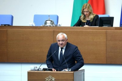 Демерджиев показа писмо от Малта за полетите на Пеевски