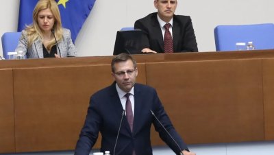 Екшън около изслушването на Демерджиев: Станислав Анастасов удари Слави Василев с "термосите и поршетата"