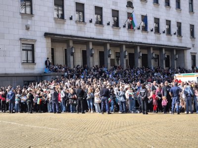 Хиляди изпълниха площад "Княз Александър I" в очакване на тленните останки на цар Самуил