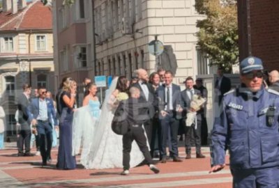 Двойка се венча в базиликата "Света София" минути преди да там да бъдат положени останките на цар Самуил