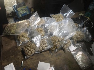 Задържаха близо 9 кг марихуана, арестувани са четирима 