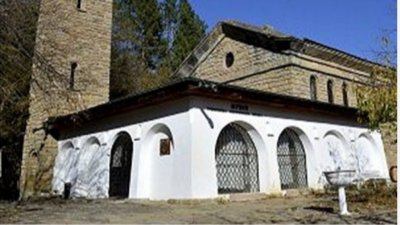 Дъбова катедра от Тревненската школа ще подари България на съда в Хага