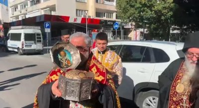 В Стара Загора посрещнаха честната глава на св. Климент Охридски 