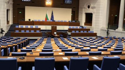 Депутатите на Радев започнаха да се чупят от работа