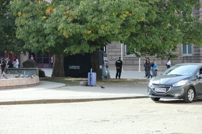 Първо в Lupa.bg: Съмнителен куфар блокира КСНС на "Дондуков" 2 (СНИМКИ)