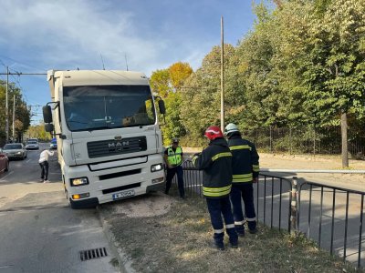 ТИР събори стълб в Хасково при зрелищна катастрофа