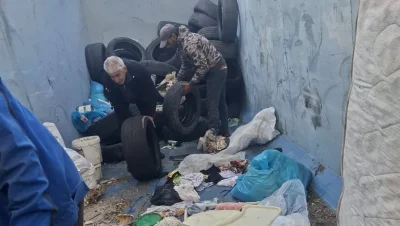 Грозна картинка: Вижте какво извадиха от контейнер за гуми в Хисаря (СНИМКИ)