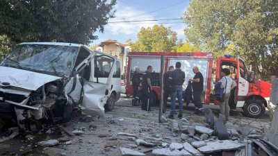 Нелепо: Бус се вряза в ограда на къща в Бургас, шофьорът загина на място (СНИМКИ)