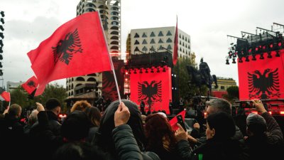 Протест в Албания прерасна в сблъсъци с полицията