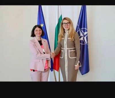 ВОЙНОЛЮБКА! Сексбомбата Чамова лъсна с военна униформа