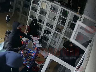 Маскирани удариха &euro;100 бона да две минути! (ВИДЕО)