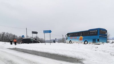 Автобус с 36 деца закъса в Пампорово