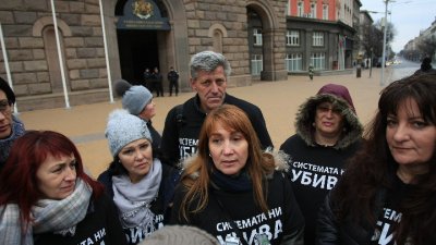 Родители на протест, искат оставката на Сачева 