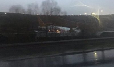 КОШМАР! Самолет се разцепи на 3 в Истанбул (ВИДЕО)