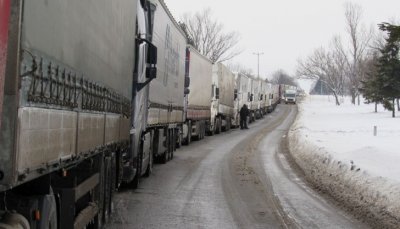 Румънски тираджия пръска със спрей БГ шофьори на Дунав мост