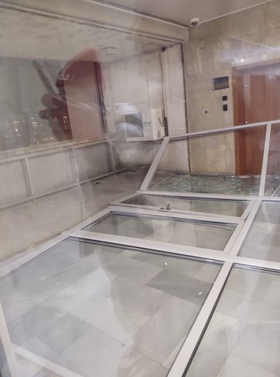 Вятърът събори дограмата на ВМА