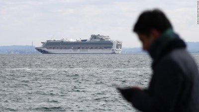 Два круизни лайнера са под карантина заради коронавируса