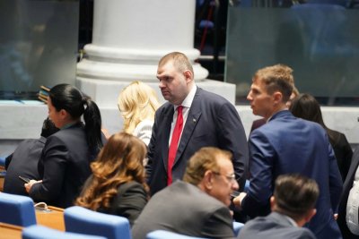 Пеевски към властта: Пълнят касите, а излъгаха хората, че ще вдигнат доходите 