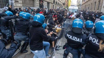 В Италия обмислят полицейски час, гумени куршуми свистят в Испания
