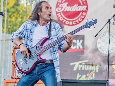 Спомина се басистът на рок бандата "Мистър Хард"