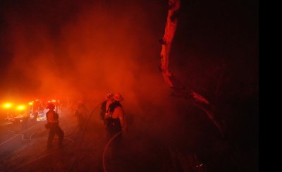Огромен пожар бушува край Лос Анджелис