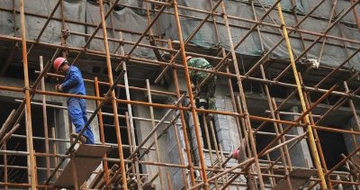 Перничанин е в кома след падане от скеле, проверяват фирмата