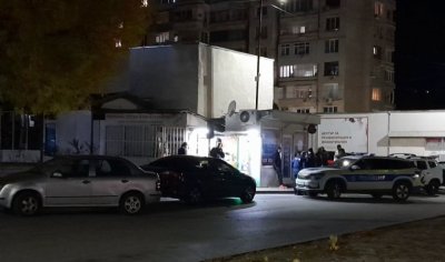 Мъж в женски дрехи обрал офиса за парични преводи в Дупница