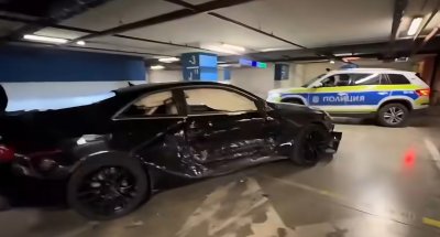Аудита се помляха в подземен паркинг на мол (ВИДЕО)