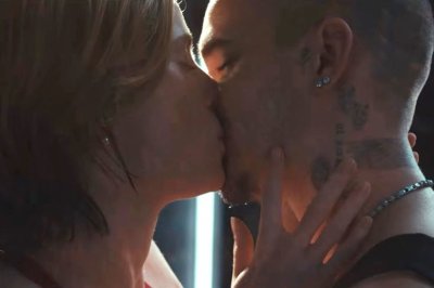 Ромео Бекъм със страстна целувка с тенис партньора си във филма "Forty Love"