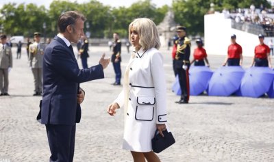 Основана от прадядото на Брижит: Полицаи вардиха сладкарницата за макарони на Макрон