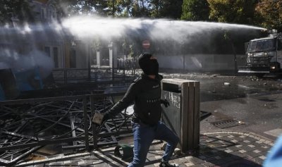 Водни оръдия и сълзотворен газ на протестите в Тирана