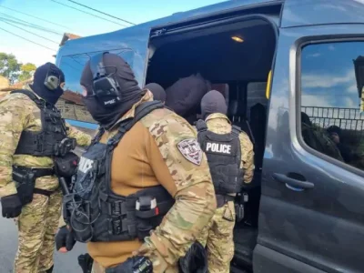 Удариха нарколаборатория в Бургас, изведоха собственика ѝ с белезници (СНИМКИ)