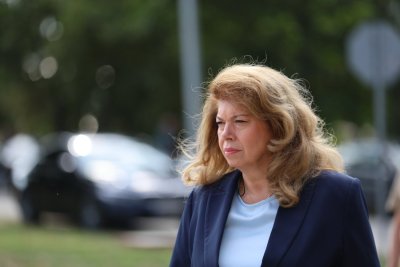 Йотова в паника, търсила тайно подкрепа от ГЕРБ и ДПС 