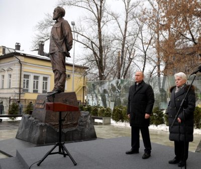 Демонтираха паметника на Солженицин във Владивосток
