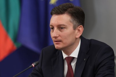 Министър Иван Василев развъртя метлата, съкрати над 100 служители