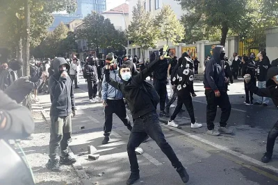 В Тирана е страшно! Летят камъни срещу властта