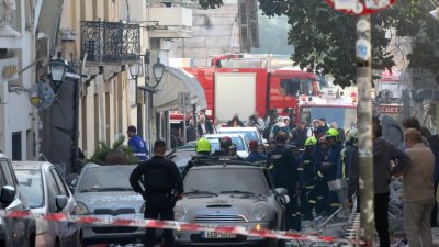 Взрив пред жилищна сграда в Атина, има ранени полицаи 