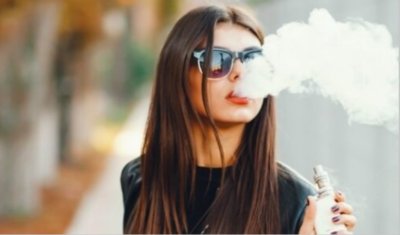 Тя е осми клас. Носи си три устройства вейп в чантата, точно до безплатните учебници