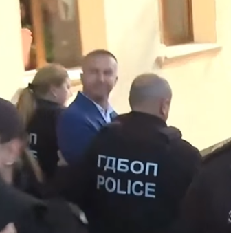Отведоха кмета на Белица с белезници, майка му припадна 