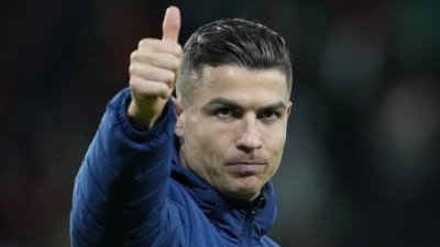Погален с перце: Символично наказание за Роналдо