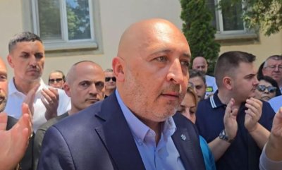 ЕКШЪН В КЪРДЖАЛИ: Полицаи ровят в брашното и захарта на кмета за улики